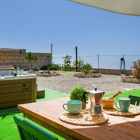 Domingo Villa *